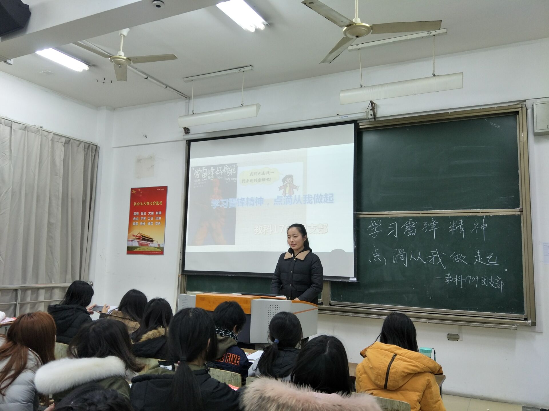 刘雯讲述雷锋的故事 王蝶摄.jpg 刘雯讲述雷锋的故事 王蝶摄.jpg