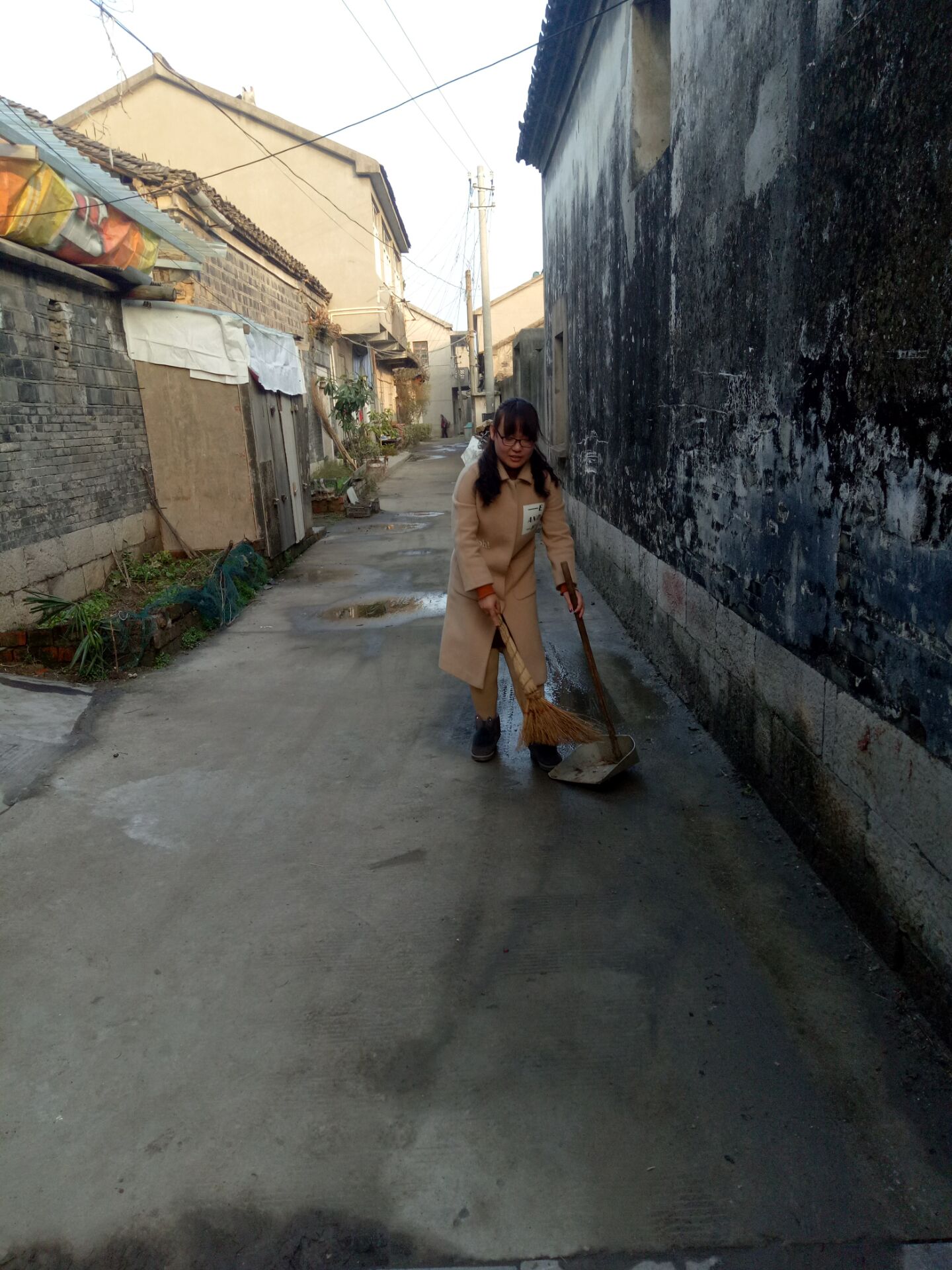 图为教科1607同学清扫社区,李倩摄.jpg 图为教科1607同学清扫社区,李倩摄.jpg