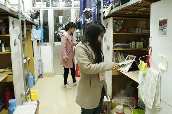 3.22 院自管会社区服务部违章电器检查 张舒婷 (4).jpg 3.22 院自管会社区服务部违章电器检查 张舒婷 (4).jpg