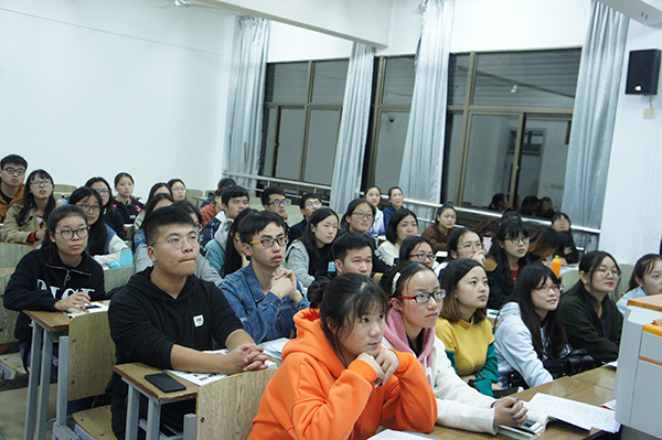 图为同学们认真观看相关视频  刘悦  摄.JPG