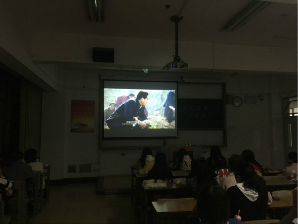 图为同学们专心观影,王荣摄_meitu_3.jpg 图为同学们专心观影,王荣摄_meitu_3.jpg