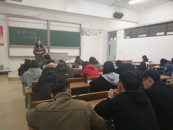 图为团支书董孟媛在主持,黄莺摄_副本.jpg 图为团支书董孟媛在主持,黄莺摄_副本.jpg