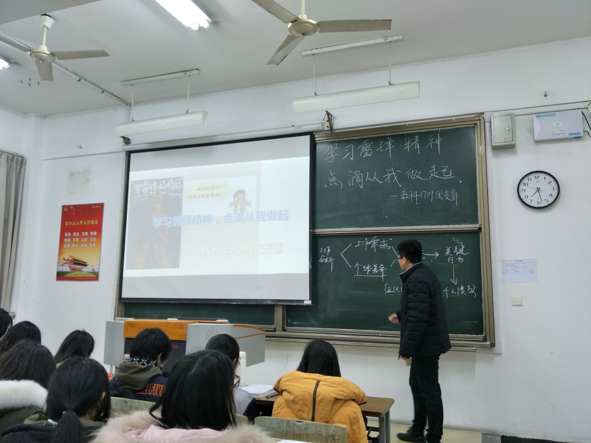 徐前为同学们讲述雷锋 王蝶摄.jpg 徐前为同学们讲述雷锋 王蝶摄.jpg