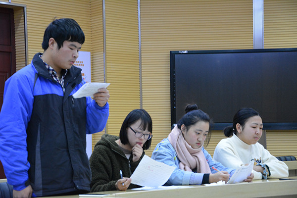 11月25日“行知杯”辩论赛初赛1609杨启宁(2)_副本.jpg 11月25日“行知杯”辩论赛初赛1609杨启宁(2)_副本.jpg