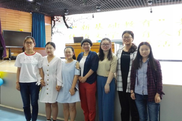 图为卓教班同学与主讲老师合影 记者 田雪.jpg 图为卓教班同学与主讲老师合影 记者 田雪.jpg