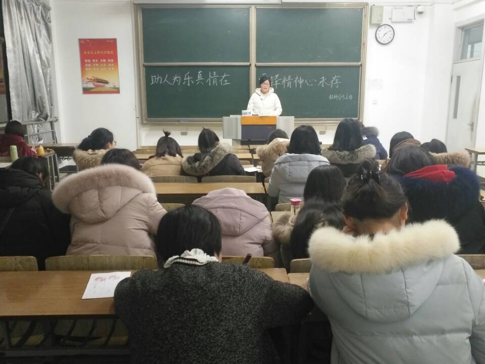 图为团支书做开场白 ,胡维莉摄.jpg 图为团支书做开场白 ,胡维莉摄.jpg