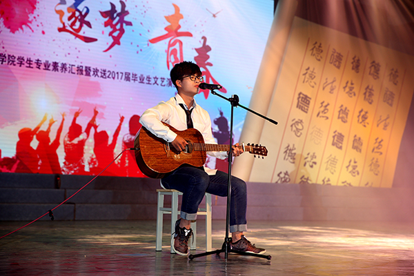 图为教科版《成都》演出现场  记者 古月 摄1.jpg 图为教科版《成都》演出现场  记者 古月 摄1.jpg