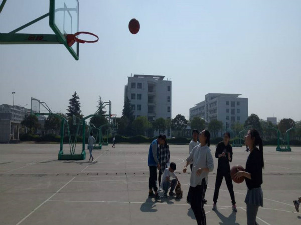 图为班级成员参加“定点投篮”项目比赛  姚月摄_meitu_1.jpg 图为班级成员参加“定点投篮”项目比赛  姚月摄_meitu_1.jpg