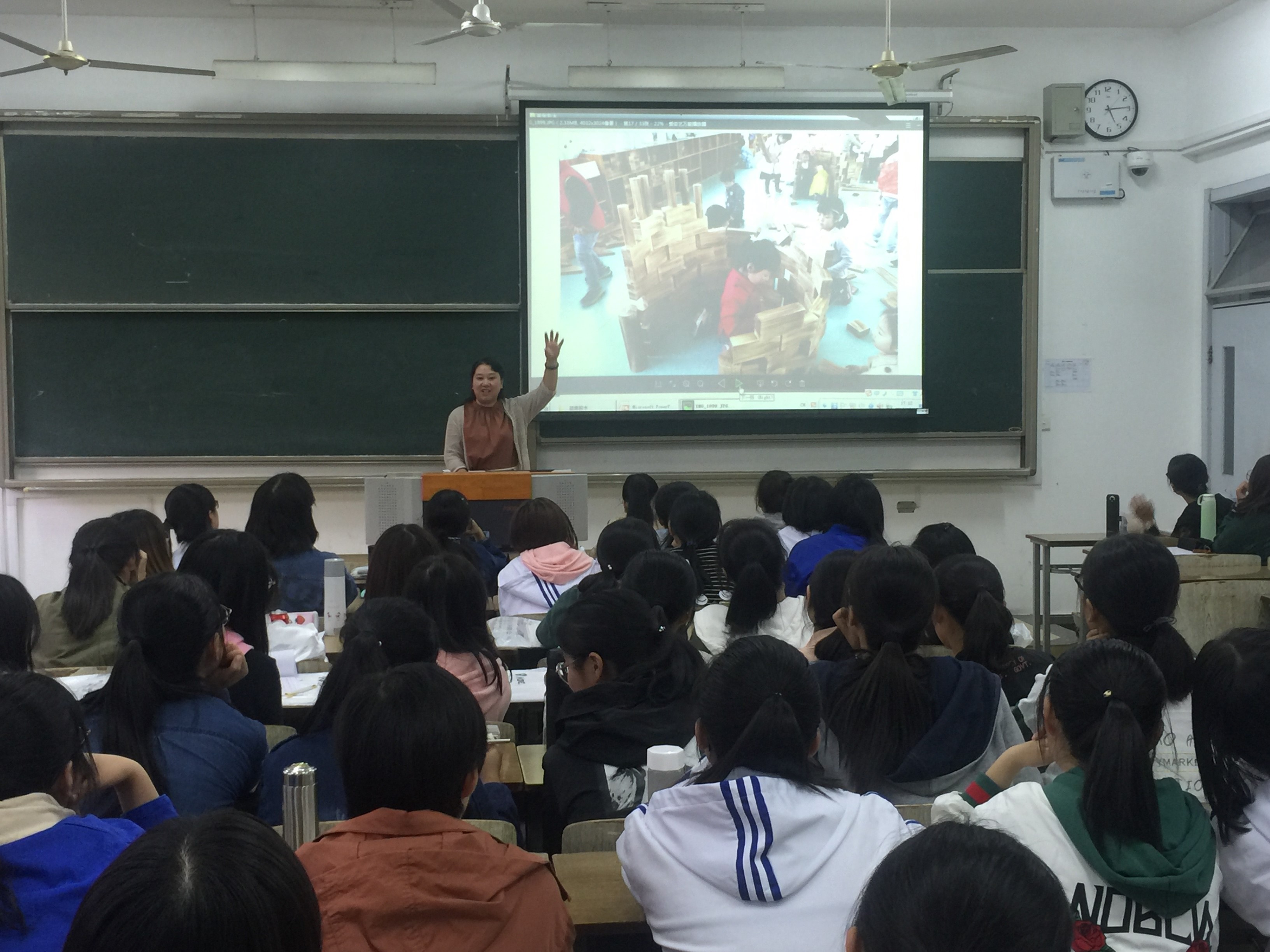 图为倪春玲园长与同学们互动交流(胡海月摄).jpg 图为倪春玲园长与同学们互动交流(胡海月摄).jpg