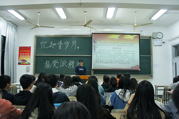 图为主持人简要介绍《习近平的七年知青岁月》   刘悦 摄.JPG