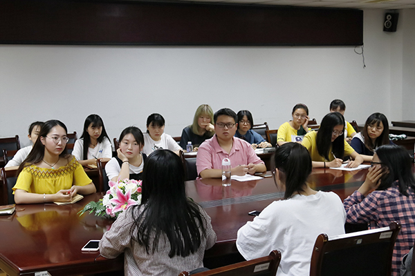 6月13日 文学院与教科院记者团交流会 秦润东 (8).JPG 6月13日 文学院与教科院记者团交流会 秦润东 (8).JPG