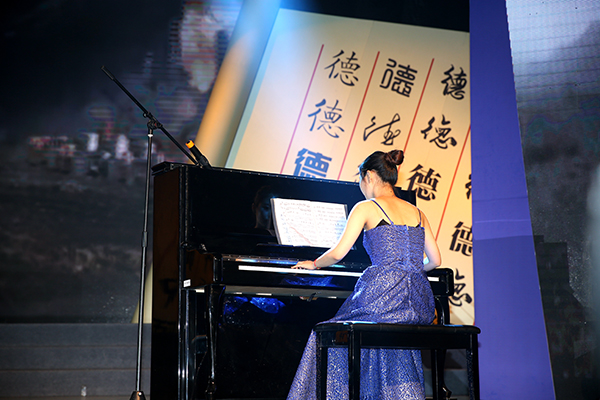 图为《出埃及记》演出现场   记者 古月  摄1.jpg 图为《出埃及记》演出现场   记者 古月  摄1.jpg