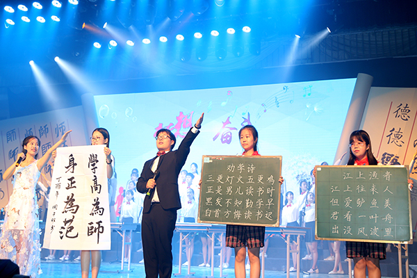 图为《梦想与奋斗》演出现场  记者 古月 摄1.jpg 图为《梦想与奋斗》演出现场  记者 古月 摄1.jpg
