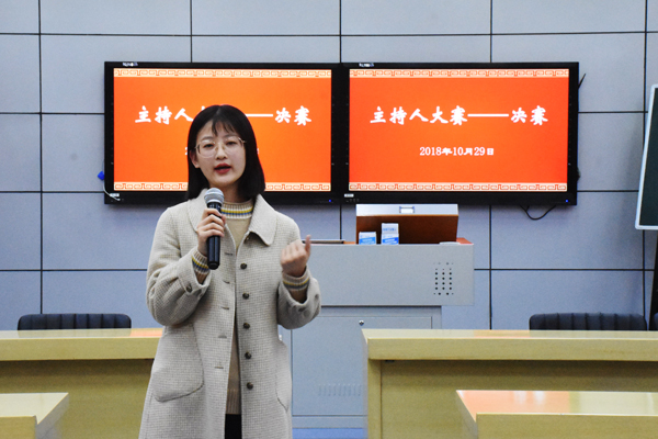 10.29主持人挑战大赛决赛初遇淮师环节  张乐摄.jpg