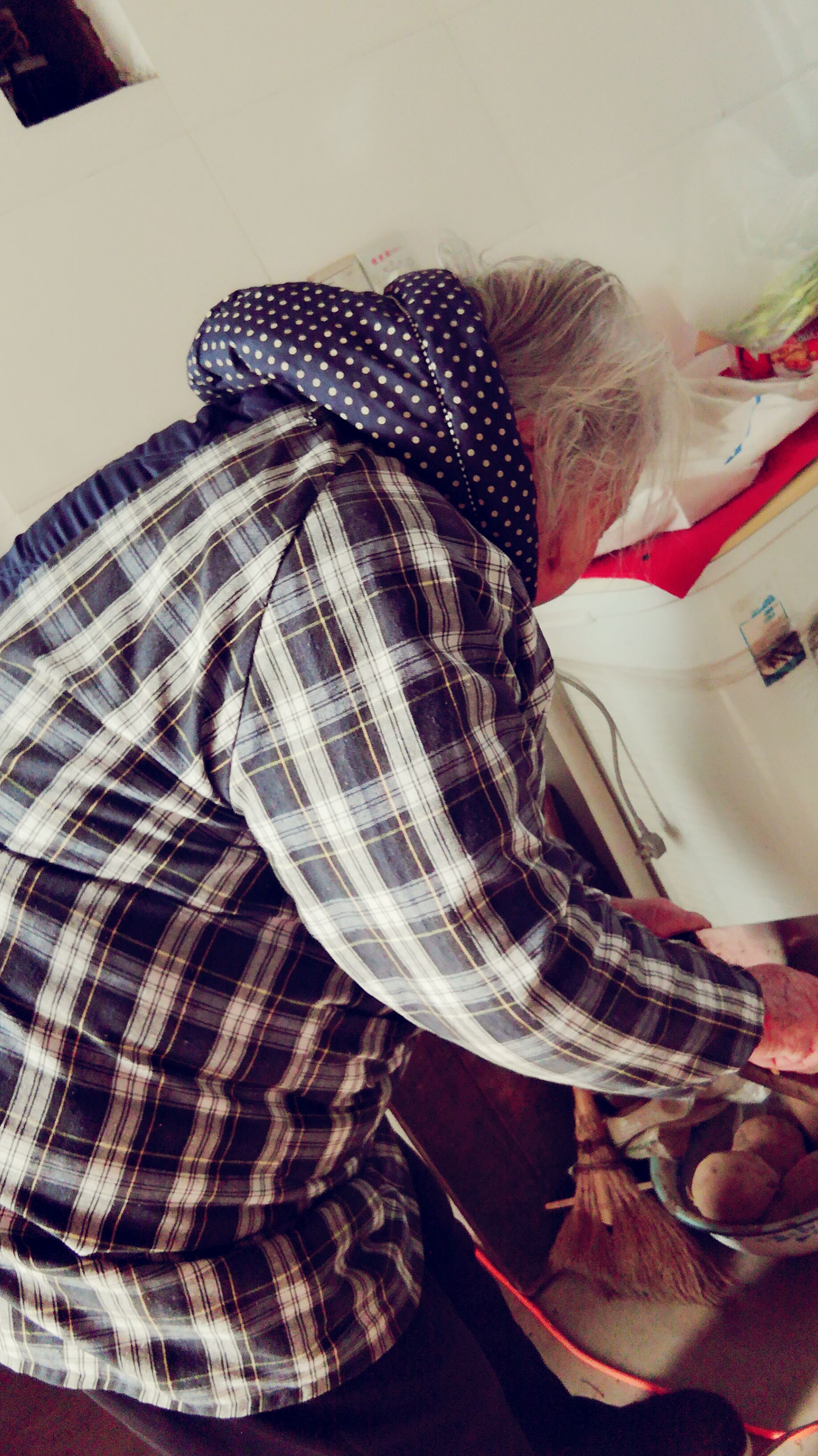 图为教科1607同学探望空巢老人,李香香摄.jpg 图为教科1607同学探望空巢老人,李香香摄.jpg