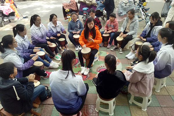 图为166同学在体验手鼓  吴梦雪摄.jpg 图为166同学在体验手鼓  吴梦雪摄.jpg
